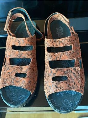 Portofino NEW Sparkle Orange Suede Three-Strap Slingback Comfort Sandals